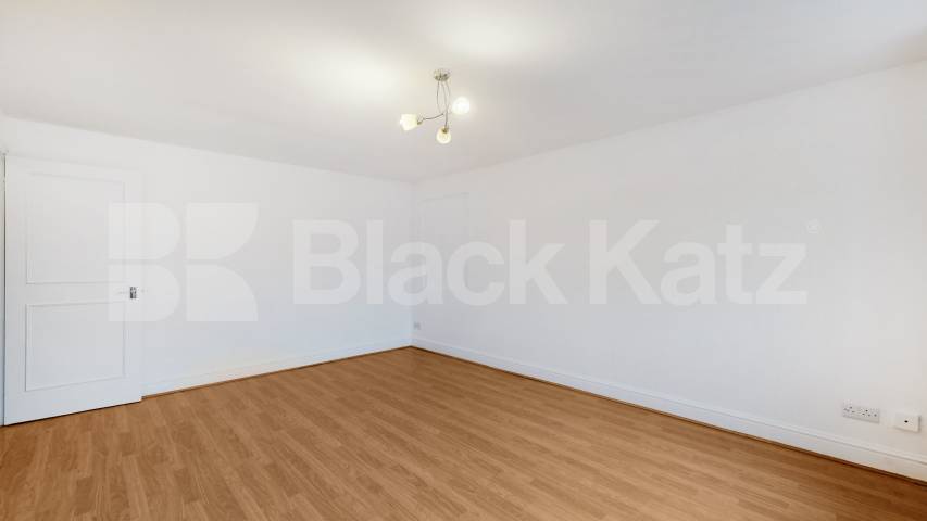 Two Bedroom First Floor Flat in Conversion, New Barnet, mins to tube & shops! Bulwer Road, New Barnet